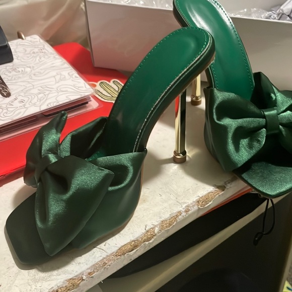 Green satin pumps - Picture 2 of 3